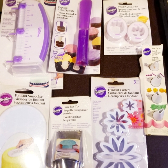 Wilton Bundle of 7 Baking Supplies New - Picture 1 of 1